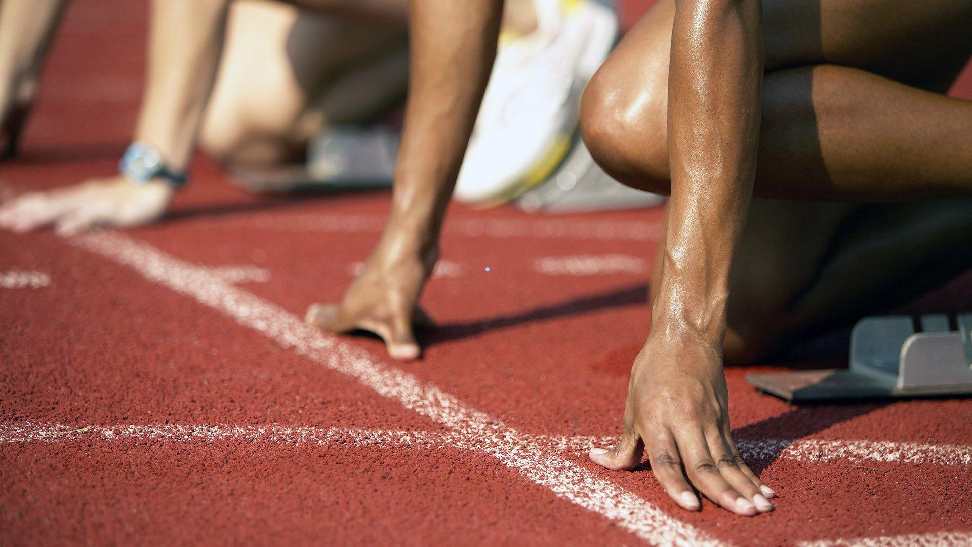 竞彩网|憨厚弟弟赛场绽放耀眼魅力，青春活力演绎可口体育风尚-第3张图片-竞彩网官网-权威赛事资讯平台-专业数据服务